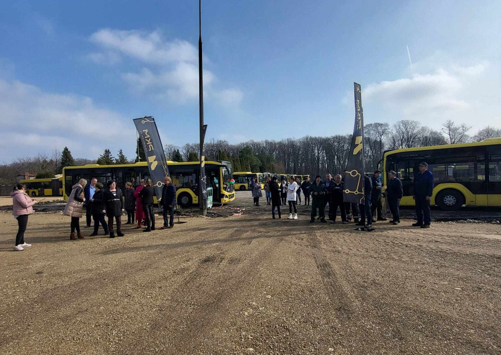 Nowy plac postojowy i kierowca z WOŚP