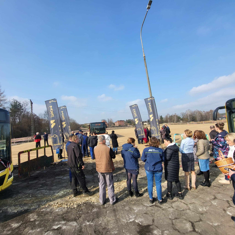 Nowy plac postojowy i kierowca z WOŚP