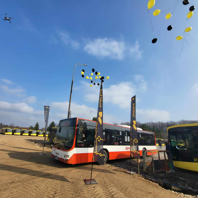 Nowy plac postojowy i kierowca z WOŚP