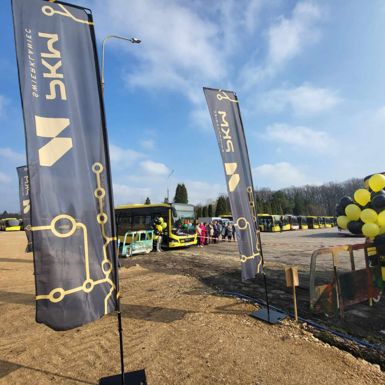 Nowy plac postojowy i kierowca z WOŚP