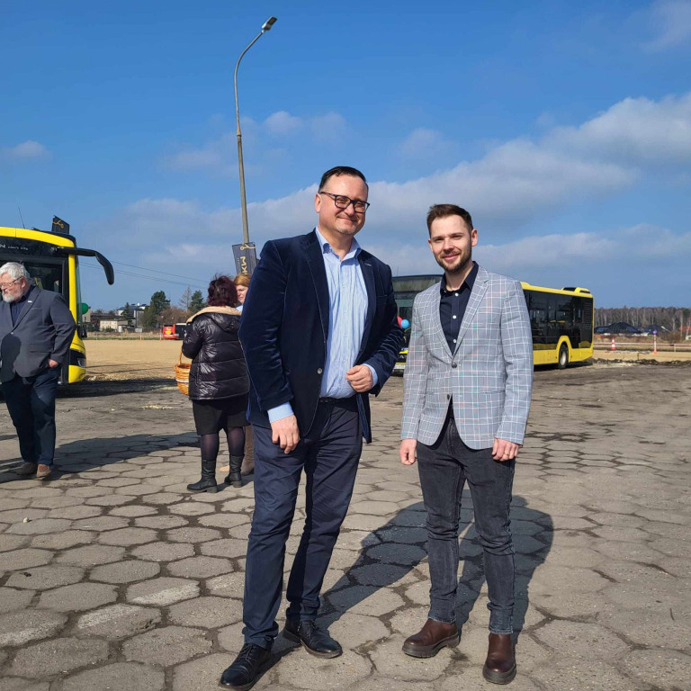 Nowy plac postojowy i kierowca z WOŚP