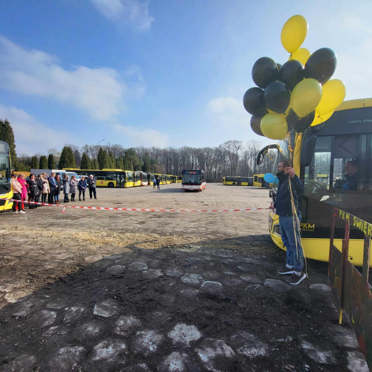 Nowy plac postojowy i kierowca z WOŚP