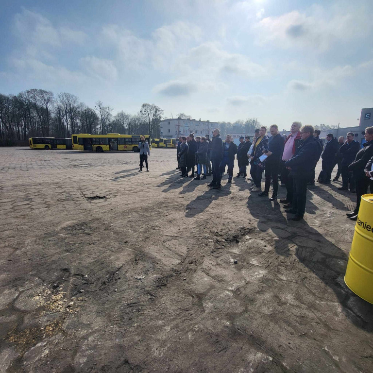 Nowy plac postojowy i kierowca z WOŚP