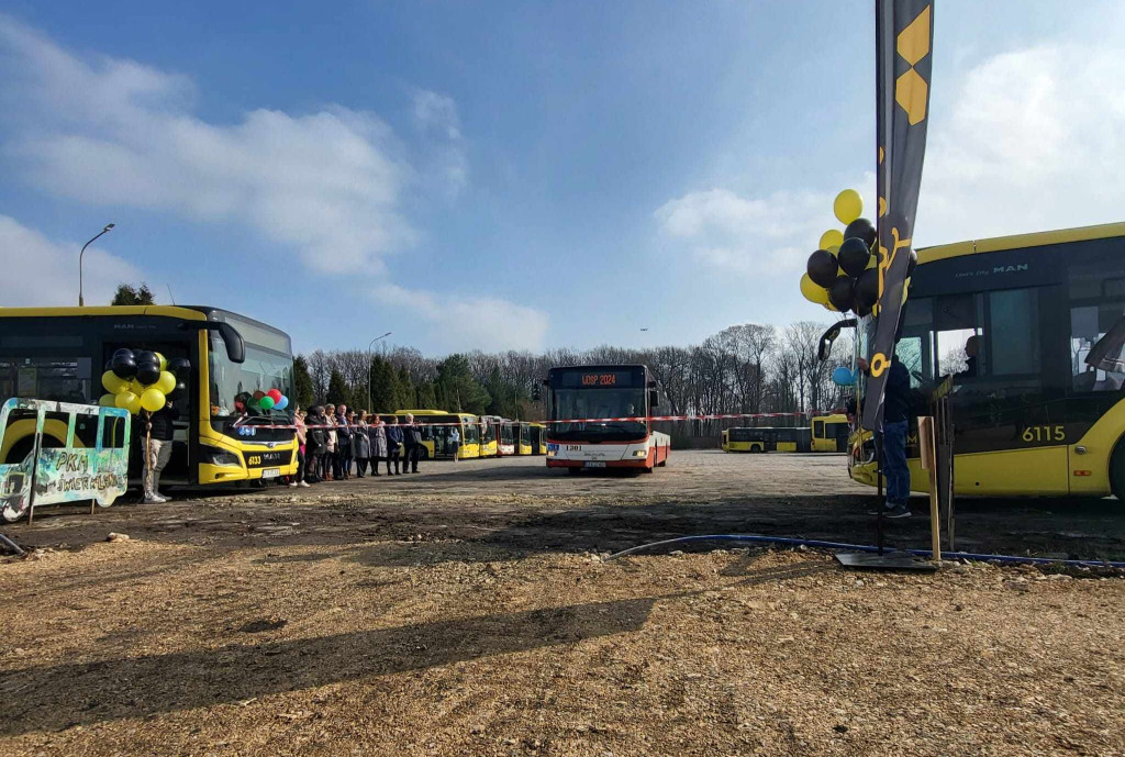 Nowy plac postojowy i kierowca z WOŚP