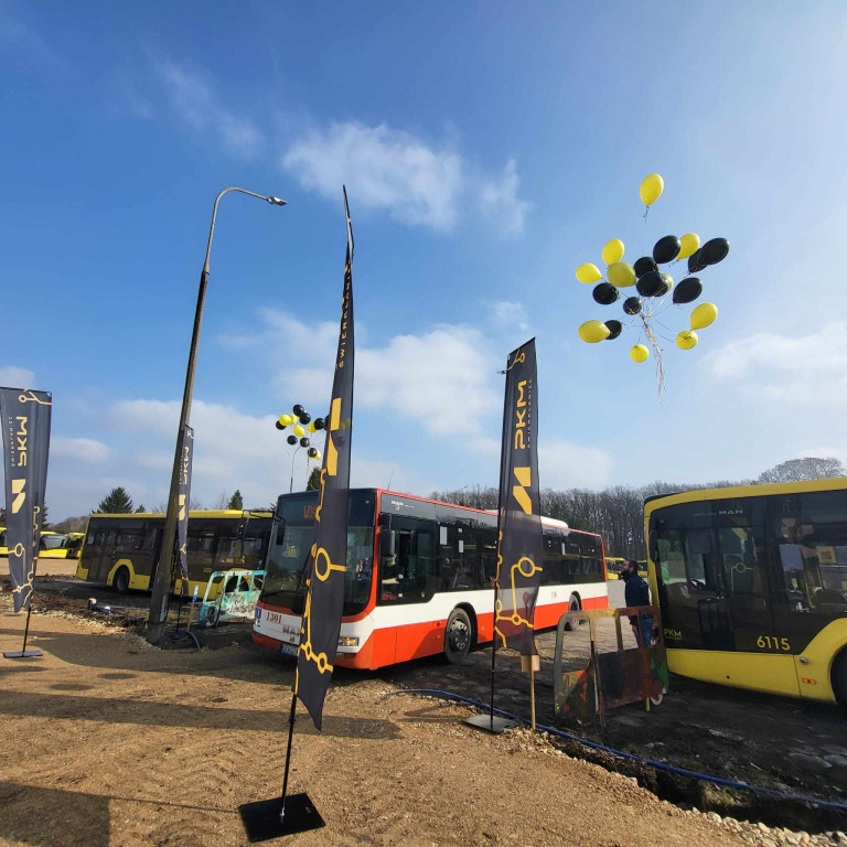 Nowy plac postojowy i kierowca z WOŚP