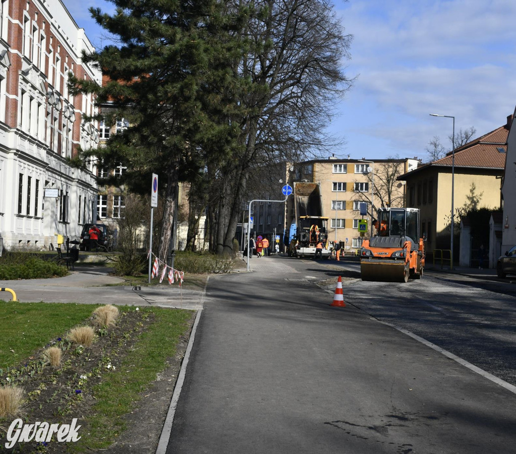 Tarnowskie Góry. Nowy asfalt na ul. Sienkiewicza [FOTO]