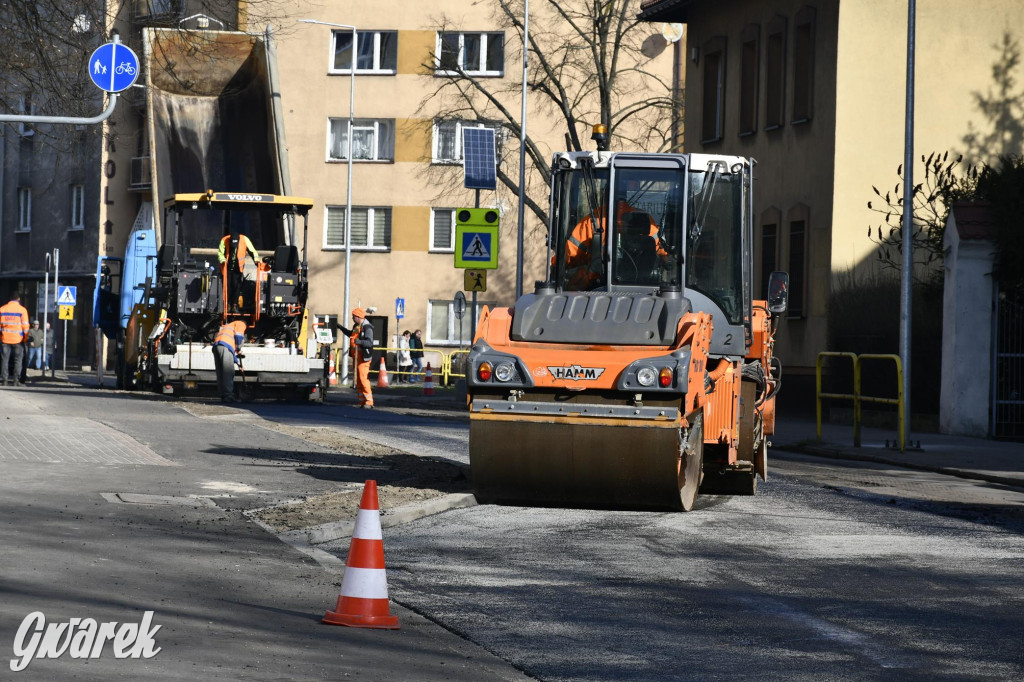 Tarnowskie Góry. Nowy asfalt na ul. Sienkiewicza [FOTO]