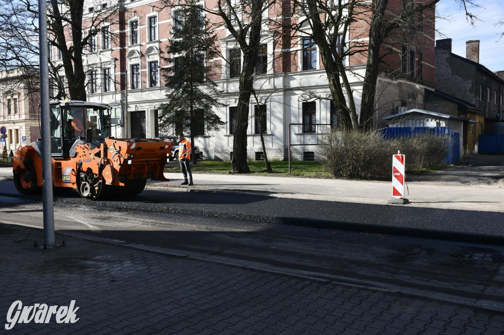 Tarnowskie Góry. Nowy asfalt na ul. Sienkiewicza [FOTO]