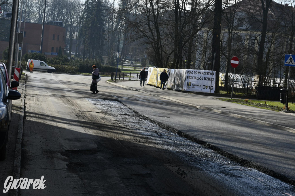 Tarnowskie Góry. Nowy asfalt na ul. Sienkiewicza [FOTO]