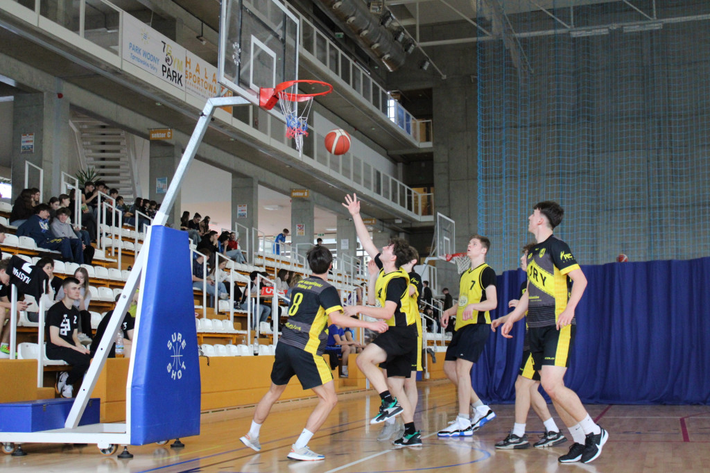Tarnowskie Góry. Szkoły rywalizowały w koszykówce [FOTO]
