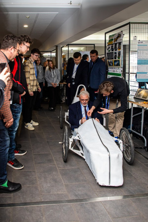 Uczniowie Sorbony zbudowali elektryczny bolid