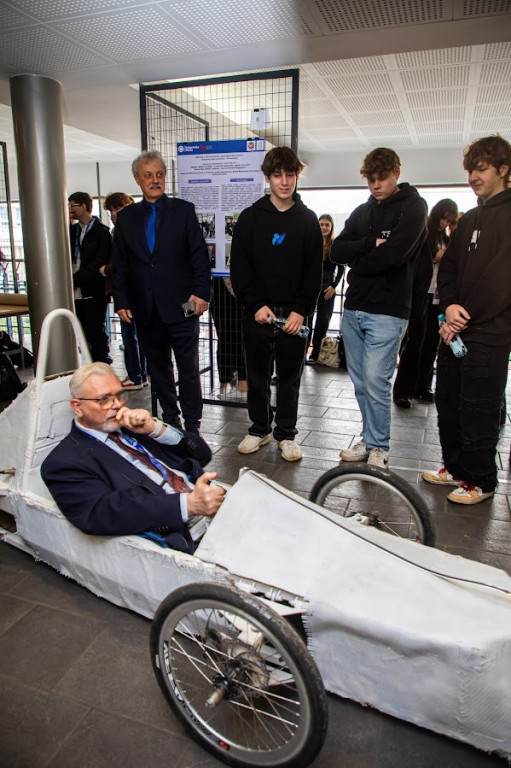 Uczniowie Sorbony zbudowali elektryczny bolid