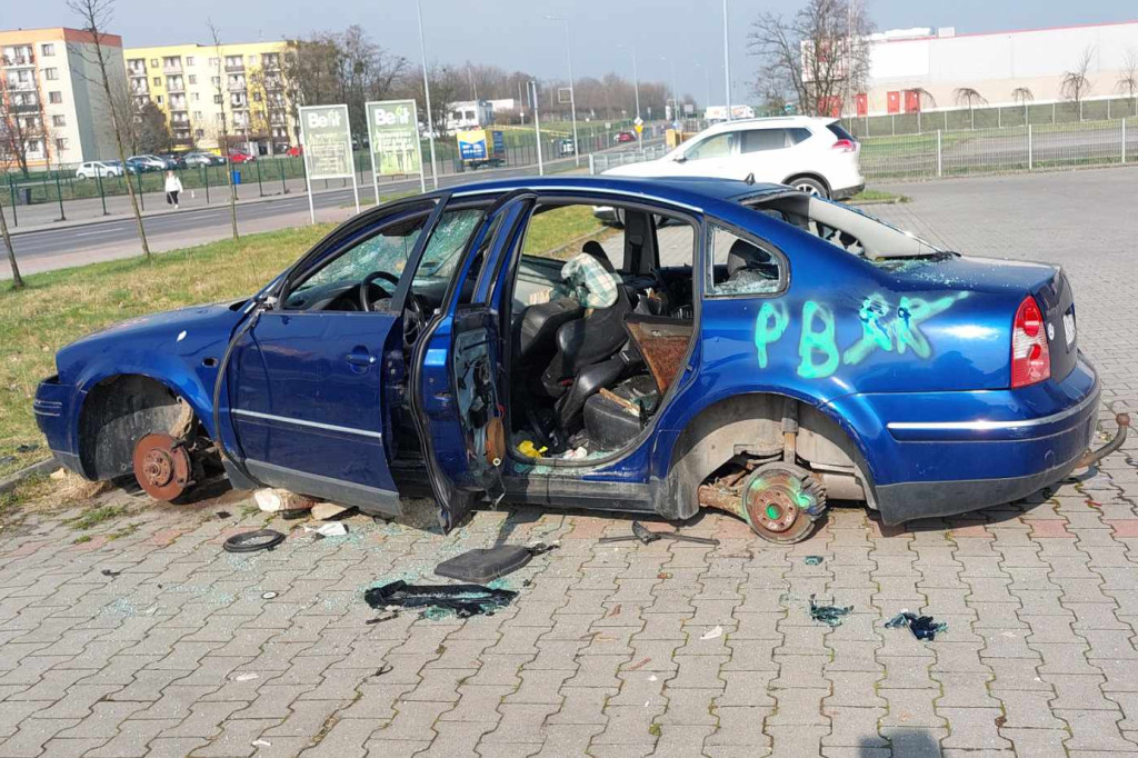 Radzionków. Wrak samochodu straszy na parkingu