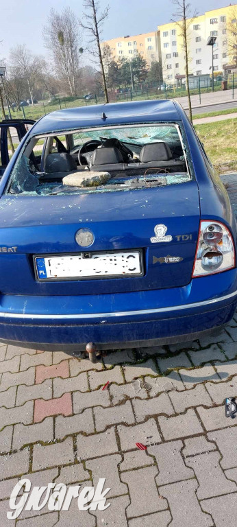 Radzionków. Wrak samochodu straszy na parkingu