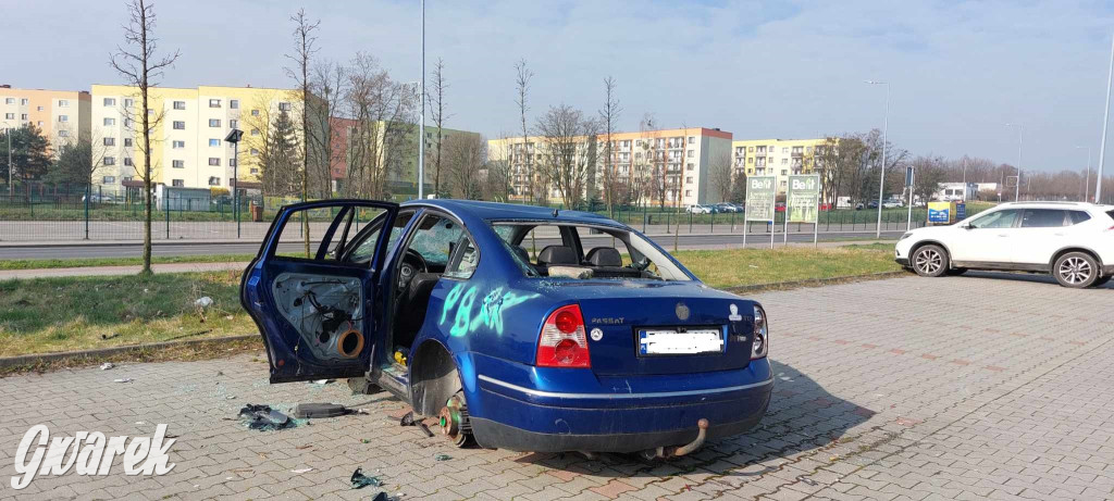 Radzionków. Wrak samochodu straszy na parkingu