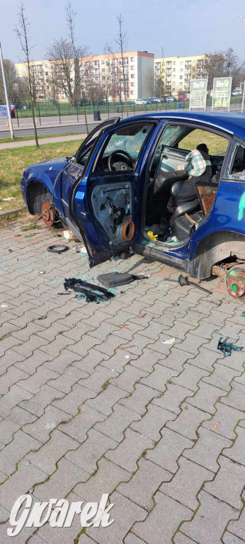 Radzionków. Wrak samochodu straszy na parkingu