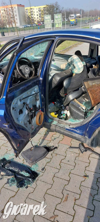 Radzionków. Wrak samochodu straszy na parkingu