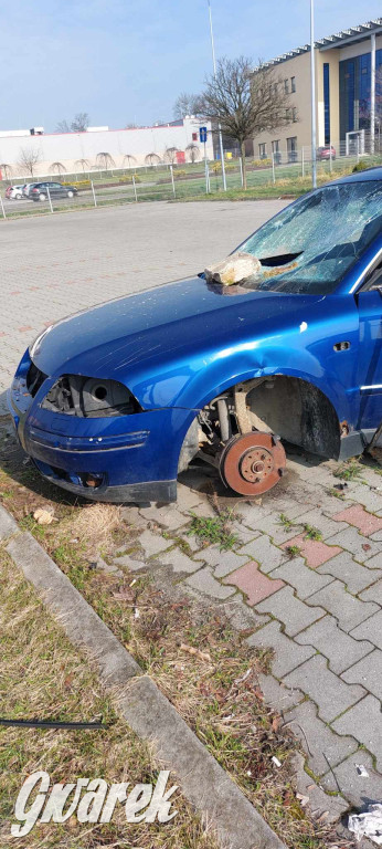 Radzionków. Wrak samochodu straszy na parkingu