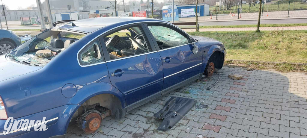 Radzionków. Wrak samochodu straszy na parkingu