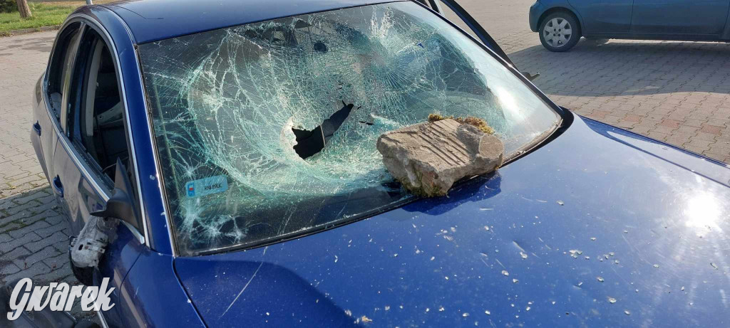 Radzionków. Wrak samochodu straszy na parkingu