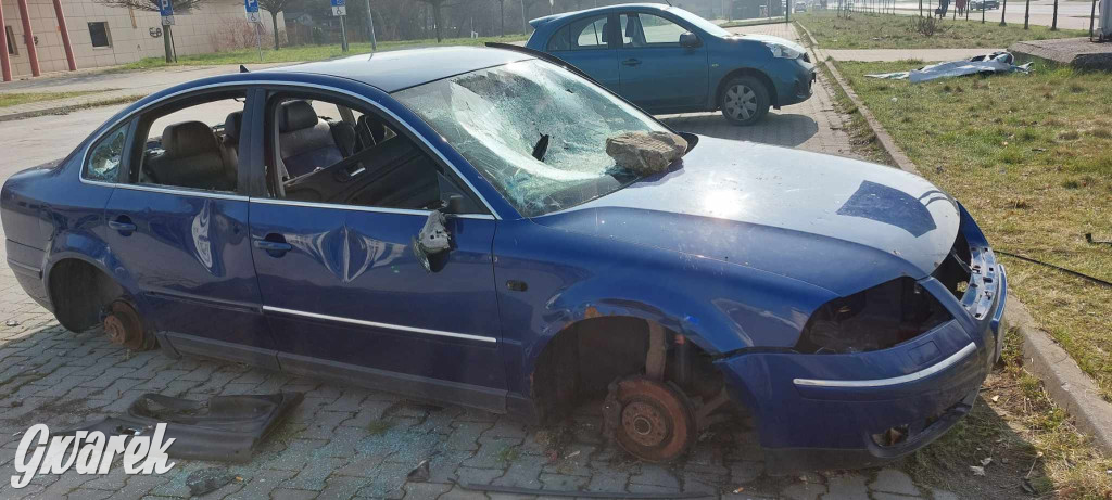 Radzionków. Wrak samochodu straszy na parkingu