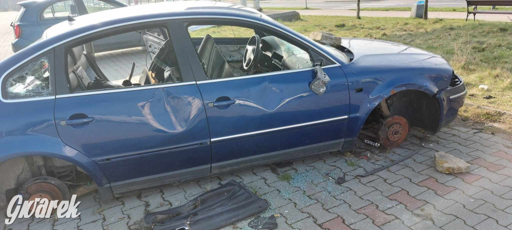 Radzionków. Wrak samochodu straszy na parkingu
