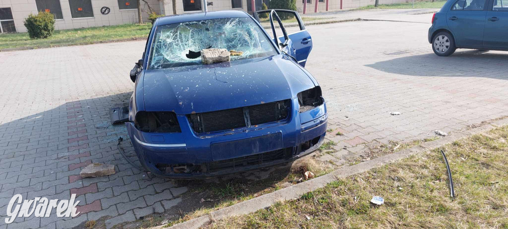 Radzionków. Wrak samochodu straszy na parkingu