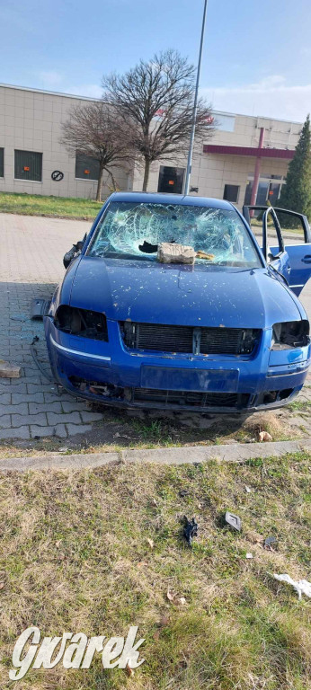 Radzionków. Wrak samochodu straszy na parkingu
