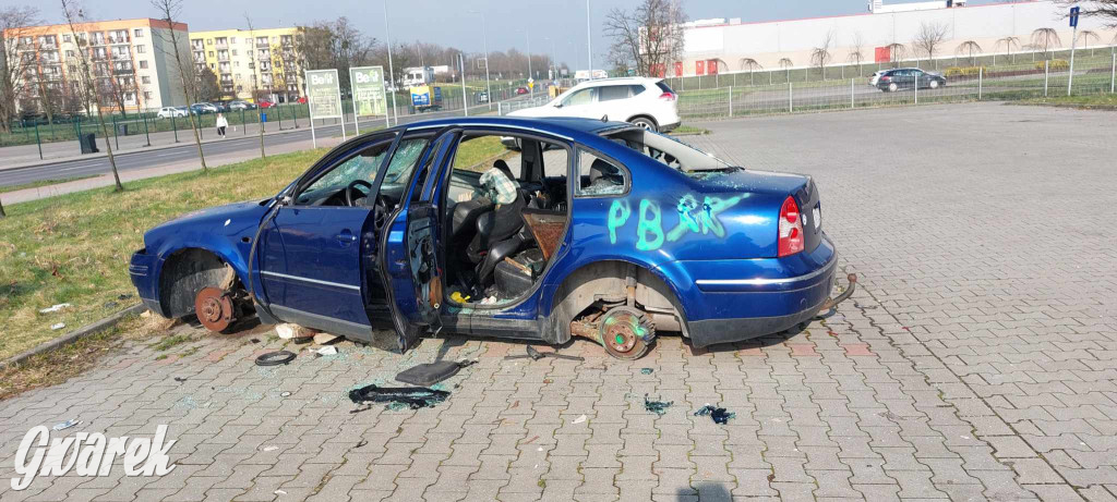 Radzionków. Wrak samochodu straszy na parkingu