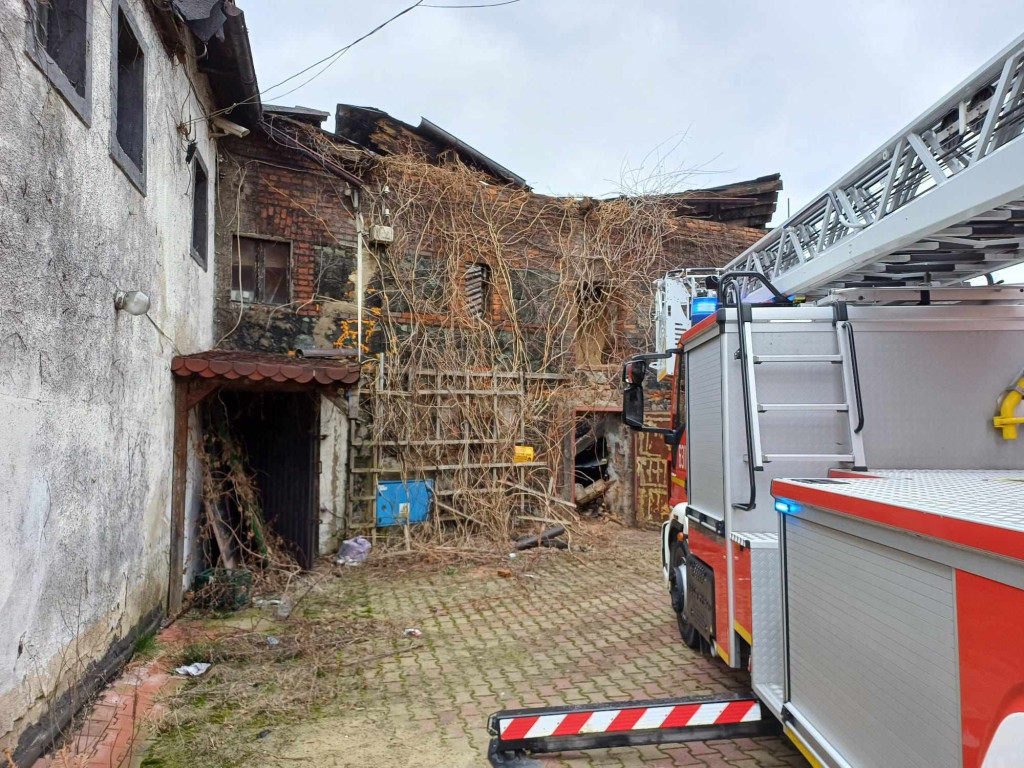 Zawalony dach budynku w zabytkowym centrum