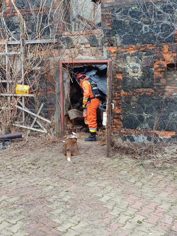 Zawalony dach budynku w zabytkowym centrum