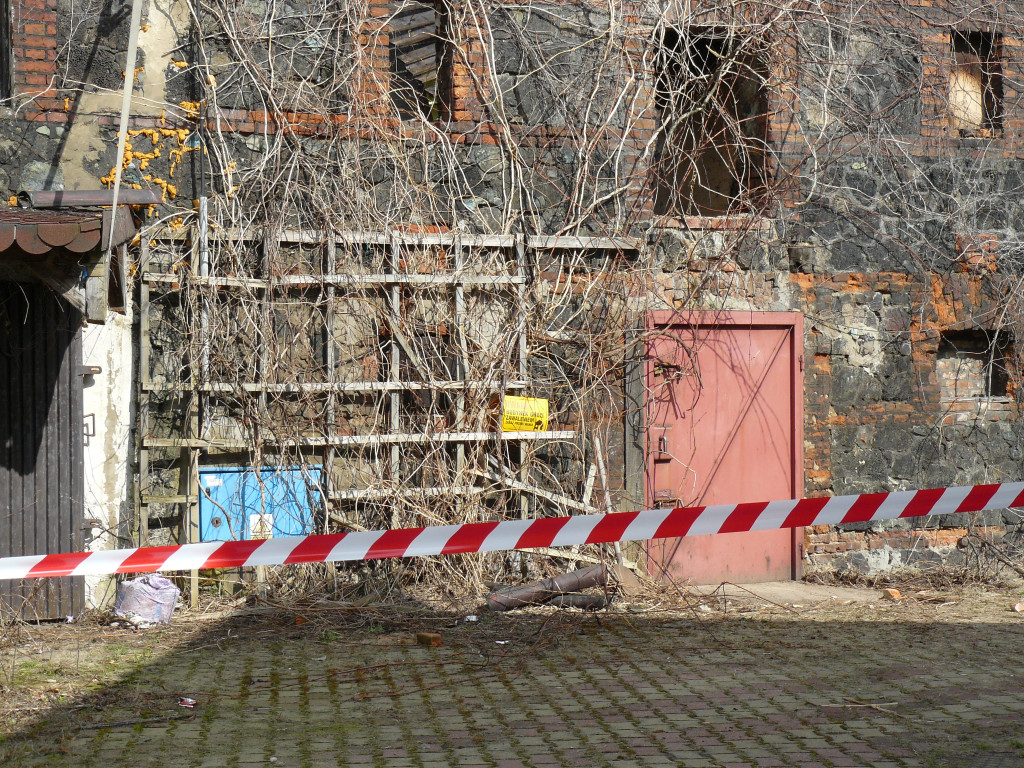 Zawalony dach budynku w zabytkowym centrum