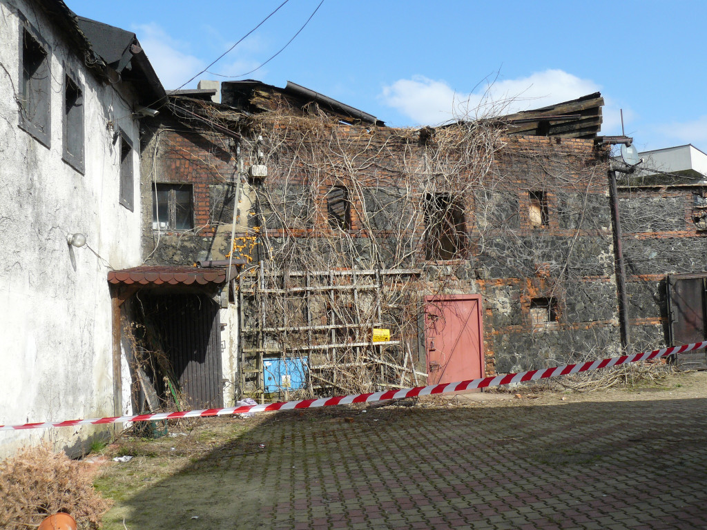 Zawalony dach budynku w zabytkowym centrum