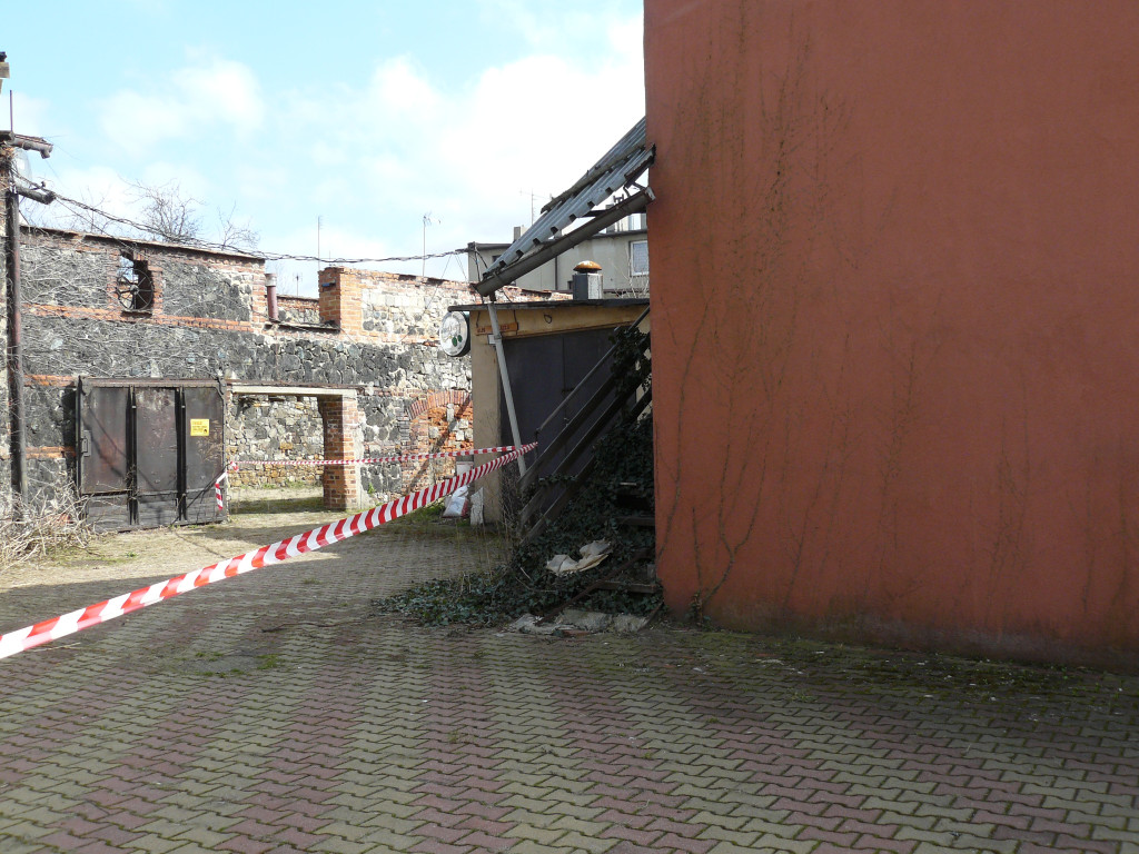 Zawalony dach budynku w zabytkowym centrum