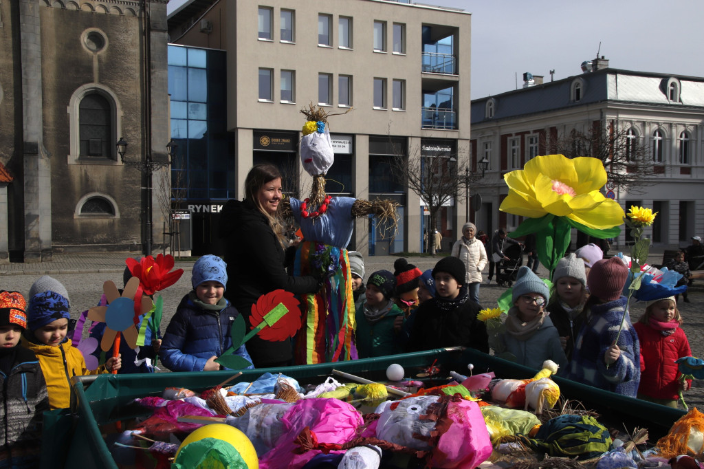 Tarnowskie Góry. Topili marzanny w basenie [FOTO]