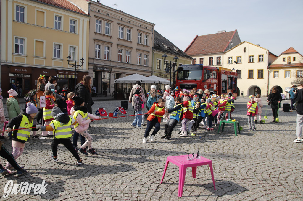 Tarnowskie Góry. Topili marzanny w basenie [FOTO]