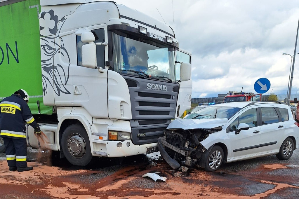Zderzenie ciężarówki z osobówką