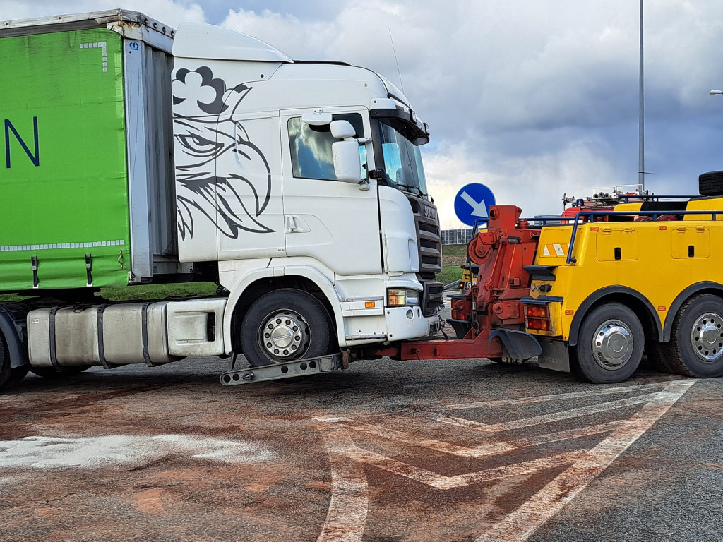 Zderzenie ciężarówki z osobówką