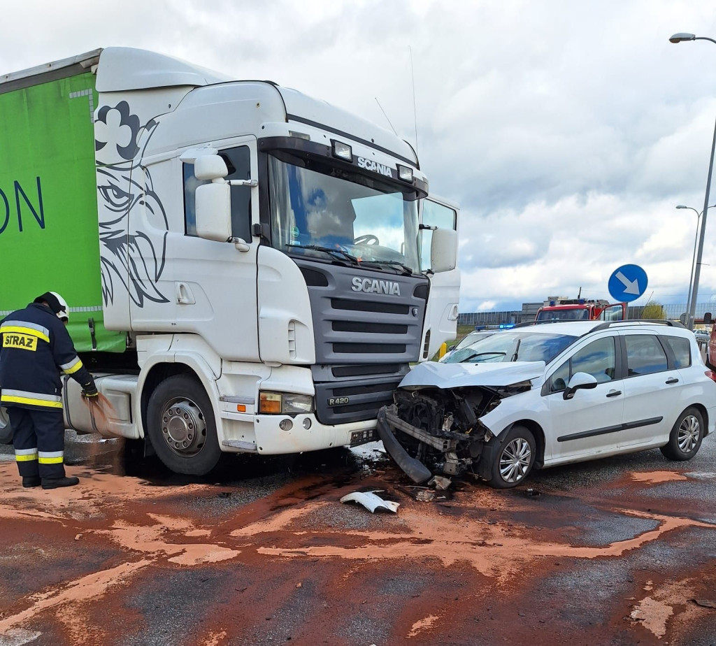 Zderzenie ciężarówki z osobówką