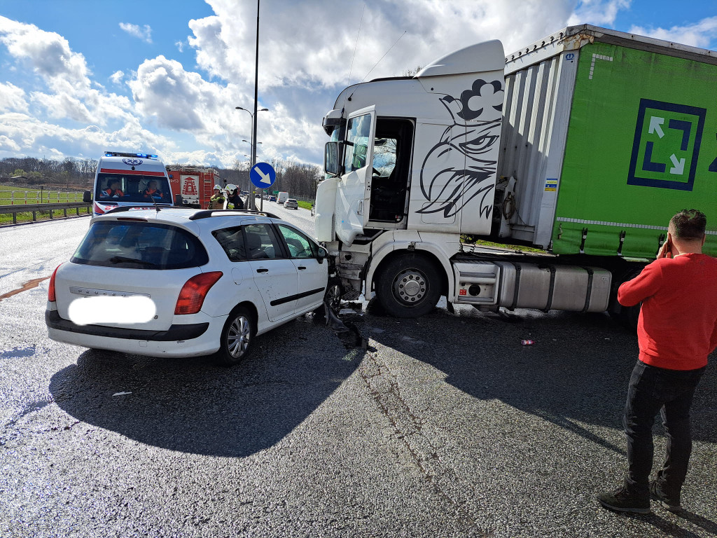 Zderzenie ciężarówki z osobówką