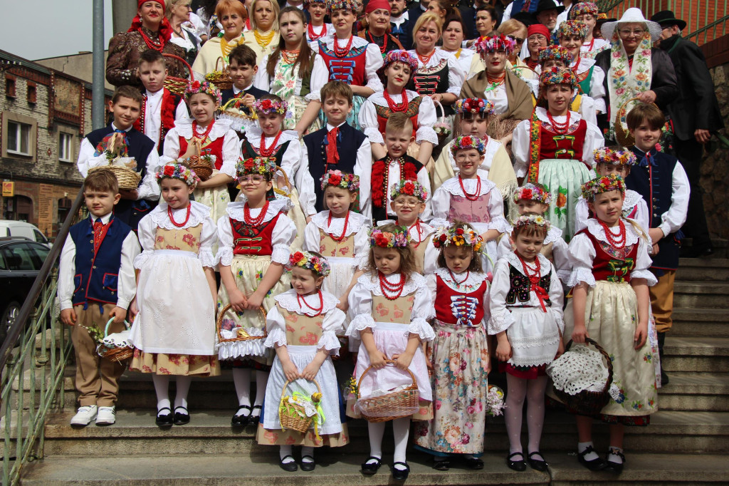 Tak to robi Radzionków. Święcenie pokarmów w śląskich strojach