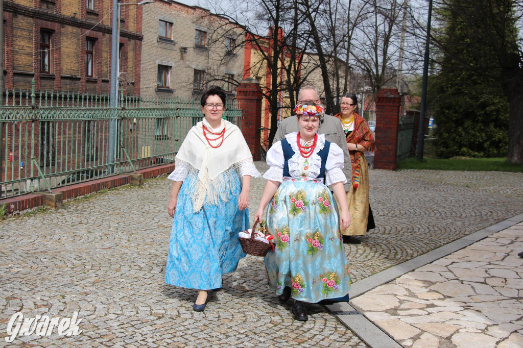 Tak to robi Radzionków. Święcenie pokarmów w śląskich strojach