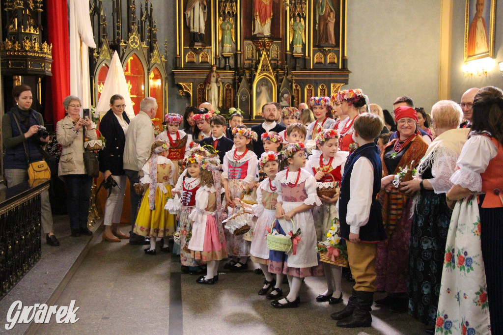 Tak to robi Radzionków. Święcenie pokarmów w śląskich strojach