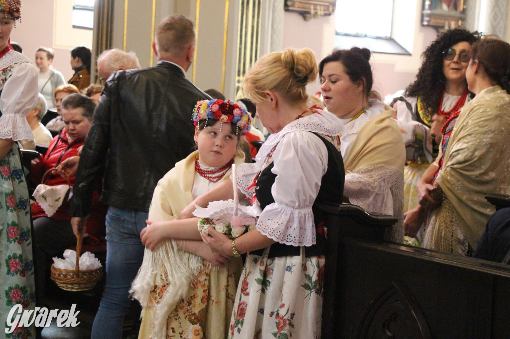 Tak to robi Radzionków. Święcenie pokarmów w śląskich strojach