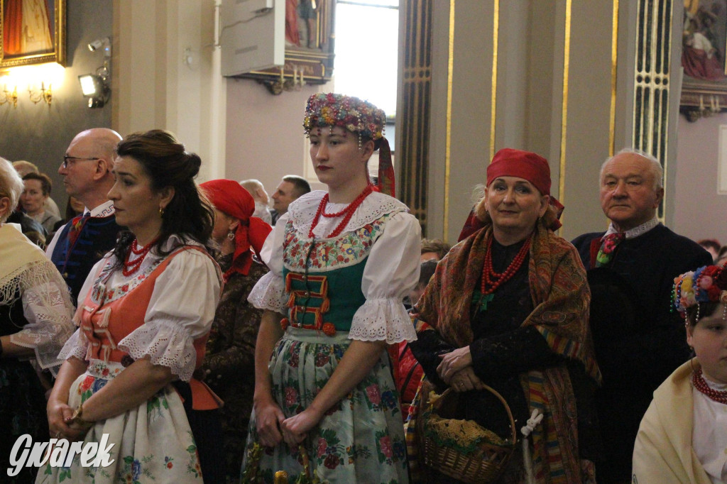 Tak to robi Radzionków. Święcenie pokarmów w śląskich strojach