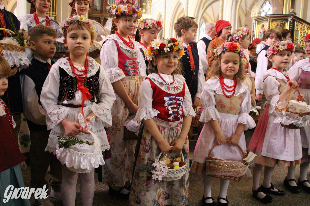 Tak to robi Radzionków. Święcenie pokarmów w śląskich strojach