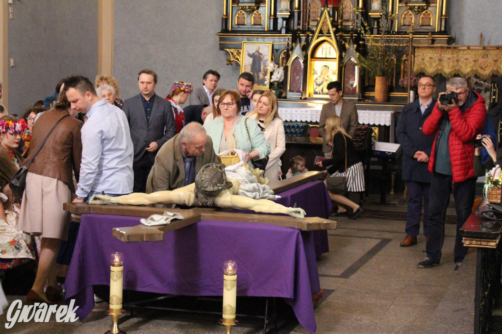 Tak to robi Radzionków. Święcenie pokarmów w śląskich strojach