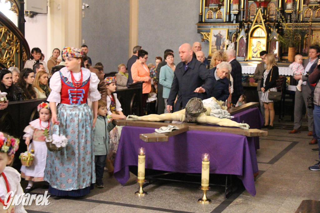 Tak to robi Radzionków. Święcenie pokarmów w śląskich strojach