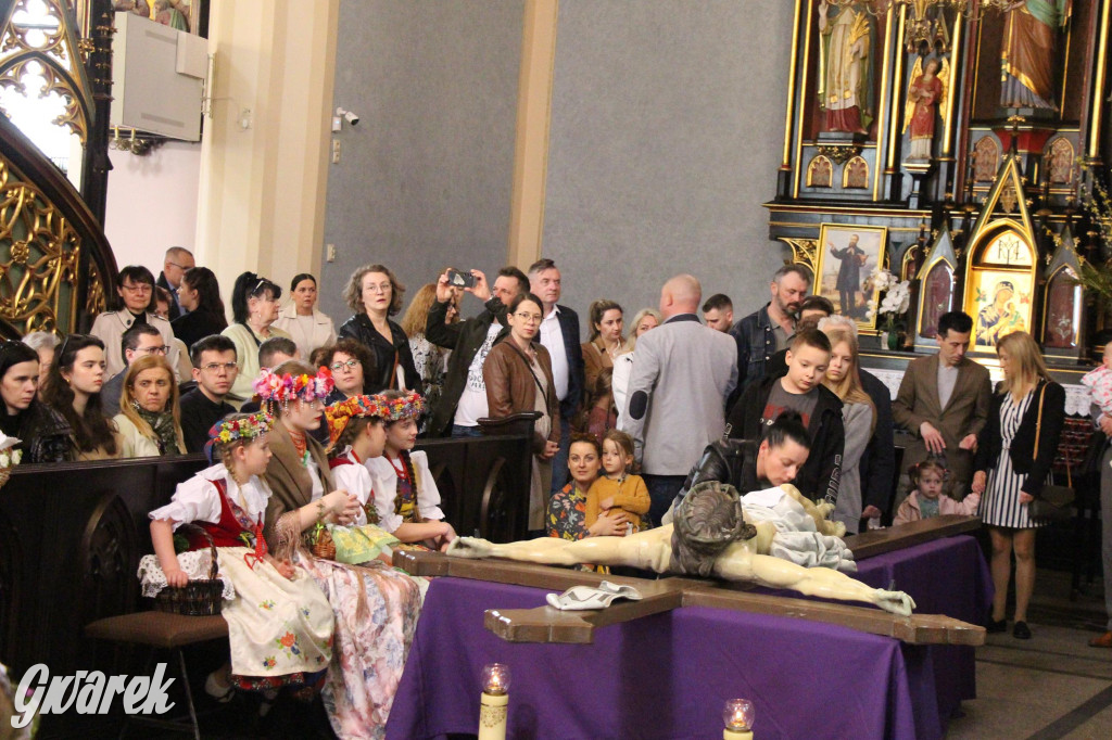 Tak to robi Radzionków. Święcenie pokarmów w śląskich strojach