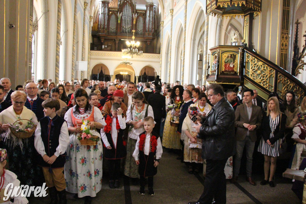 Tak to robi Radzionków. Święcenie pokarmów w śląskich strojach